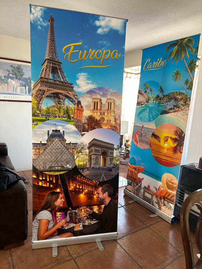 Estructura de aluminio con impresión en tela plástica 80x200cms, no incluye diseño